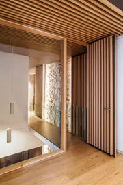 Revestimiento de paramentos y carpintería con perfil rechapado de madera natural de Roble Francés 30x30mm.