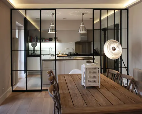 Puertas correderas con fijos, acabado NEGRO TX con embellecedores horizontales y tiradores 30x180 mm.